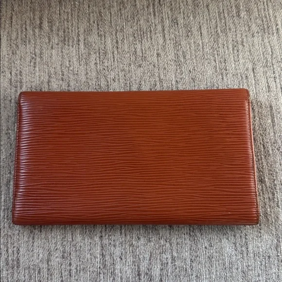 Louis Vuitton brown Epi Sarah wallet nice used condition. - Picture 4 of 12
